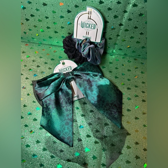 Wicked Elphaba Hair Set - green Bow and 2 Scrunchies - Picture 1 of 4